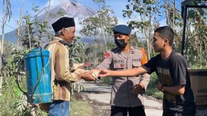 Dapur Lapangan Brimobda Jatim Dukung Kebutuhan Logistik Warga Terdampak Erupsi Semeru