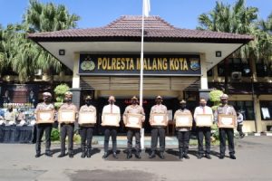 Anggota Polresta Malang Kota Terima Penghargaan Dari Kemenpan RB