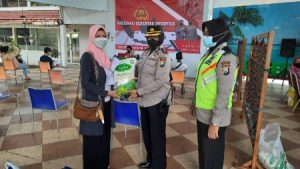 Ikut Vaksin, Masyarakat Dapat Bansos dari Kapolsek dan Muspika Dau