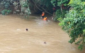 Diduga Terseret Arus Sungai, Polsek Sumawe dan Tim SAR Cari Warga Rowotrate, Malang
