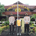 Kapolres Malang Berikan Penghargaan ke Penjaga Perlintasan KA Kuncoro