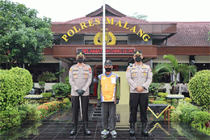 Kapolres Malang Berikan Penghargaan ke Penjaga Perlintasan KA Kuncoro