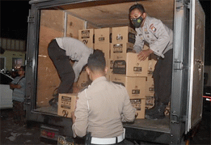 Kapolres Malang Pimpin Penyaluran Bantuan Pengungsi Erupsi Semeru, Lumajang