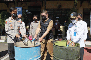Jaga Kondusifitas Kota Malang, Polresta Musnahkan Ribuan Botol Miras