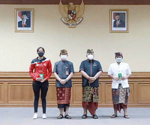 Sekda Adi Arnawa Serahkan Penghargaan ke Atlet Pon XX dan Duta Seni Badung