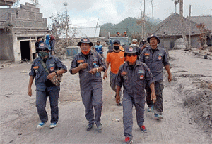 Gandeng Respek Indonesia, FISIP UB Salurkan Bantuan Korban Erupsi Semeru