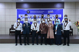 Peserta Sekolah Lapang Sapi Perah Desa Wonoagung Ikuti Wisuda di Fapet UB