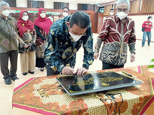 Rektor UB Resmikan Renovasi Gedung Fasilitas FIB