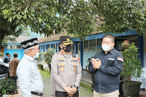 Kapolres Batu dan Wakil Bupati Malang Tinjau Pilkades di Kecamatan Ngantang