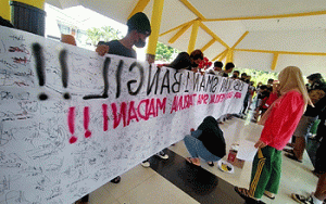 Aksi Pengumpulan Ribuan Tanda Tangan Tolak Pendirian SMAN Taruna Madani, Bangil