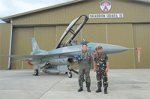 Danlanud Roesmin Norjadin Pekanbaru Beri Cinderamata ke Irjen M Iqbal