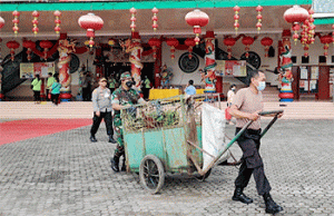 Jelang Imlek, Personel Gabungan TNI-Polri Bersih-bersih Klenteng