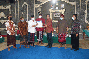 Pemkab Badung Serahkan SK Banjar Dinas, Harapkan Lebih Optimal Berikan Layanan