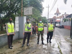 Sinergitas TNI-Polri Pengamanan Ibadah di Gereja Pelangi Kasih, Lawang, Malang