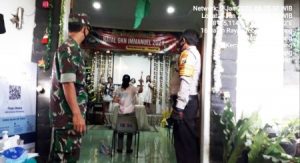 Amankan Ibadah Jemaat GKNI, Personel Polsek dan Koramil Bululawang, Malang Disiagakan