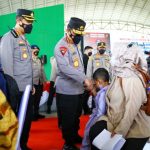 Tinjau Vaksinasi Serentak se-Indonesia, Kapolri Ingatkan Syarat Wajib Laksanakan PTM 100 Persen