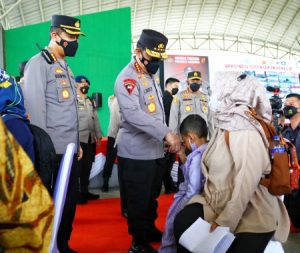 Tinjau Vaksinasi Serentak se-Indonesia, Kapolri Ingatkan Syarat Wajib Laksanakan PTM 100 Persen