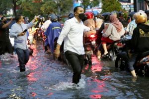 Wali Kota Surabaya Minta Maaf Terkait Genangan, Eri Cahyadi Tuai Pujian