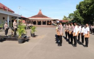 Raih Predikat WBK, Kapolres Kota Pasuruan Berikan Penghargaan ke Belasan Personel