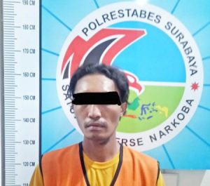 Nyambi Edarkan Sabu, Tukang Becak Warga Kalibutuh, Surabaya Diborgol Polisi