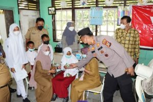 Kapolres bersama Plt Bupati Tinjau Vaksinasi Anak di SDN 002 Benai Kuansing