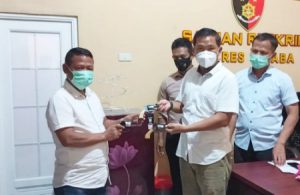 Tokoh Pemuda Tulang Bawang Barat Serahkan Tiga Pucuk Senpi Rakitan ke Polisi