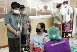 Pelaksanaan Vaksinasi Tahap Ketiga di RS Mangusada, Sekda Badung Berharap Peran Aktif Masyakarakat