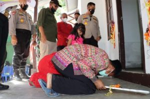 Program Bedah Rumah Presisi, Kapolres Inhu Serahkan Kunci Disambut Isak Tangis dan Sujud Syukur