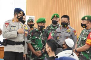 Bersinergi dengan TNI, Brimob Polda Riau Gelar Vaksinasi Massal