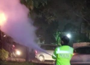 Upaya Kapolsek Blimbing Padamkan Kebakaran Kabel Listrik