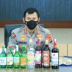 Polda Sumbar Sita Ribuan Botol Mihol dan Amankan Seorang Pemilik Kafe di Kota Padang