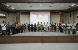 Pemberian Penghargaan Gebyar Kreatifitas dan Prestasi DP2KBP3A Badung