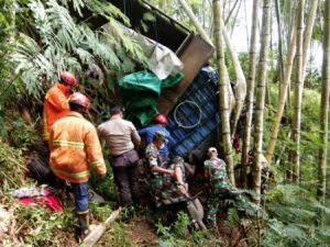 Sopir Truk Meninggal di TKP, Truk Fuso Masuk Jurang di Jalan Raya Payung, Kota Batu