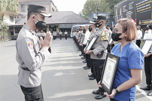 Polresta Malang Kota Berikan Penghargaan pada Personel dan Masyarakat
