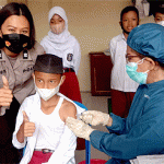 Polwan Polsek Medan Helvetia Dampingi Siswa SD Laksanakan Vaksinasi