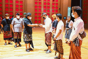 Bupati Badung Giri Prasta Serahkan Dana Motivasi Kreativitas Tahun 2022