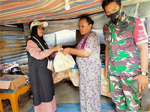 Yayasan Sijum Sinjai Beri Bantuan ke Nenek Penghuni Gubuk di Bone