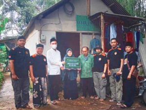 Bazis UB Bantu Bedah Rumah Guru Ngaji