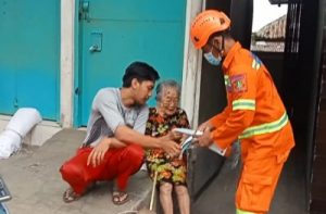 BPBD Kota Sukabumi Terjunkan Personel Guna Optimalisasi Prokes saat Penertiban PKL Sekitar Pasar Pelita