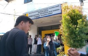 Soroti Proyek Pengerukan Tebing Jalur Takandeang, HMI MPO Mamuju Gelar Aksi