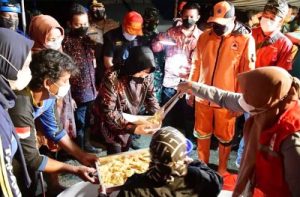 Wali Kota Sukabumi Dampingi Mensos Risma Salurkan Bantuan ke Warga Terdampak Banjir