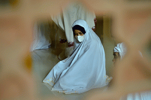 Berita Foto : Menjalankan Ibadah di Tengah Lonjakan Kasus Covid-19 di Kota Sukabumi