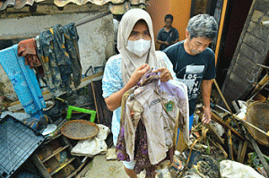 Berita Foto : Banjir Terjang Puluhan Rumah dan Sebuah Masjid di Kelurahan Jayaraksa, Kota Sukabumi