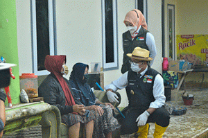 Berita Foto : Sebanyak 1.670 Jiwa Terdampak Bencana, Wali Kota Sukabumi Dampingi Gubernur Jabar Tinjau Kelurahan Jayaraksa