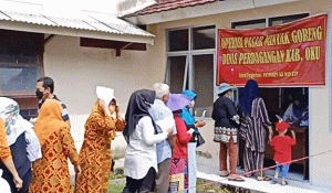 Miris, Warga Antri Berjam-jam Hanya Untuk Satu Liter Minyak Goreng