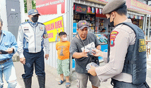 Tim ‘Pamor Keris’ Polres Batu Disiplinkan Warga Antisipasi Covid-19