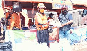 Bantuan Sembako, PWI dan IKWI Kota Sukabumi Salurkan ke Korban Bencana Banjir