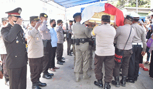 Antarkan Jenazah Almarhum Ipda Otto A. Yarona ke TPU Secara Kedinasan