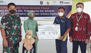 Kepala Kantor Cabang PT ASABRI (Persero) Pontianak Serahkan SRKK Praka Nurma Dwi Setiawan