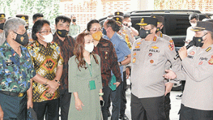 Bupati Badung Giri Prasta Pantau Vaksinasi Massal di Beachwalk Kuta